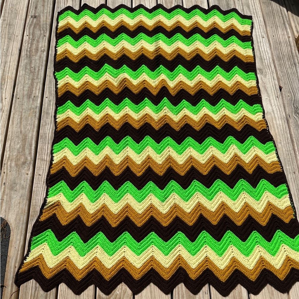 VINTAGE 1970s Zigzag Crochet Afghan Blanket